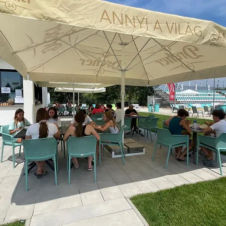 לינה וארוחת בוקר Arena 3*